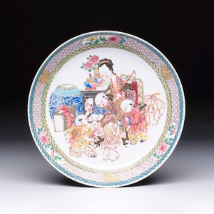 A fine Chinese famille rose eggshell plate with a lady and playing boys, Yongzheng — photo 1