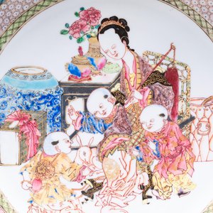 A fine Chinese famille rose eggshell plate with a lady and playing boys, Yongzheng — photo 3