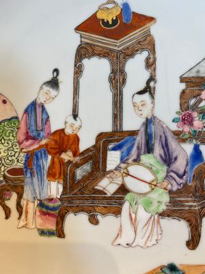 A fine Chinese famille rose eggshell porcelain plate with a boy and two governesses in an interior, Yongzheng — 照片 4