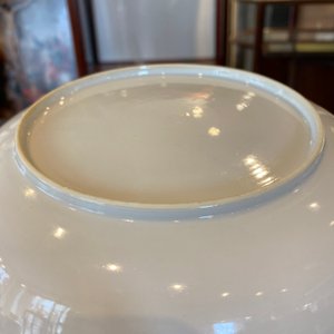 A fine Chinese famille rose eggshell porcelain plate with a boy and two governesses in an interior, Yongzheng — 照片 6