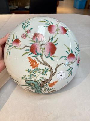 A fine Chinese famille rose 'eight peaches' box and cover, Qianlong mark, Republic — photo 1