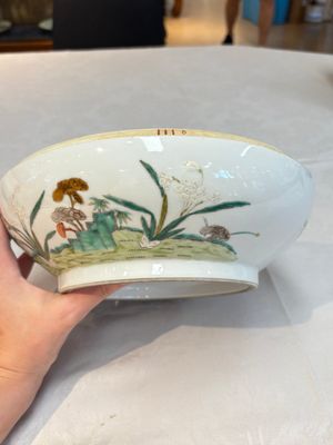 A fine Chinese famille rose 'eight peaches' box and cover, Qianlong mark, Republic — photo 11