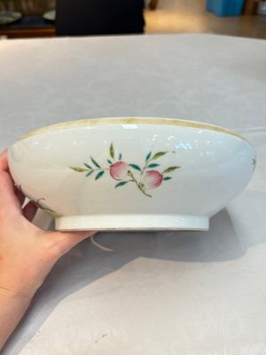 A fine Chinese famille rose 'eight peaches' box and cover, Qianlong mark, Republic — photo 13