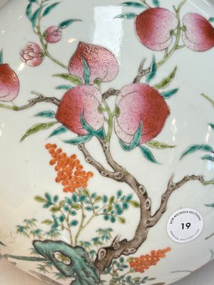 A fine Chinese famille rose 'eight peaches' box and cover, Qianlong mark, Republic — photo 2
