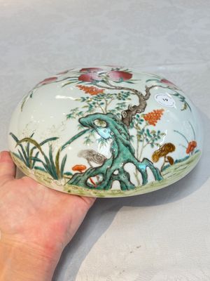 A fine Chinese famille rose 'eight peaches' box and cover, Qianlong mark, Republic — photo 3