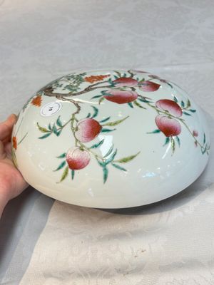 A fine Chinese famille rose 'eight peaches' box and cover, Qianlong mark, Republic — photo 4