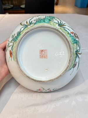 A fine Chinese famille rose 'eight peaches' box and cover, Qianlong mark, Republic — photo 7