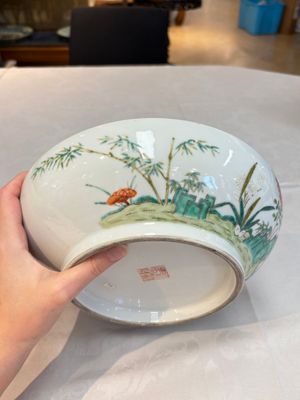 A fine Chinese famille rose 'eight peaches' box and cover, Qianlong mark, Republic — photo 9