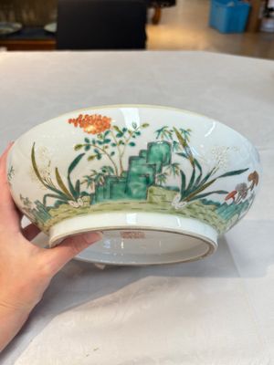 A fine Chinese famille rose 'eight peaches' box and cover, Qianlong mark, Republic — photo 10