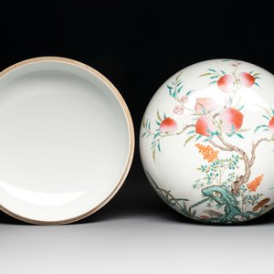 A fine Chinese famille rose 'eight peaches' box and cover, Qianlong mark, Republic — photo 1