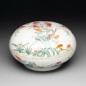 A fine Chinese famille rose 'eight peaches' box and cover, Qianlong mark, Republic — photo 2