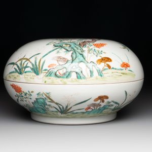 A fine Chinese famille rose 'eight peaches' box and cover, Qianlong mark, Republic — photo 3