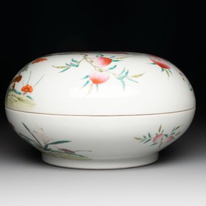 A fine Chinese famille rose 'eight peaches' box and cover, Qianlong mark, Republic — photo 4