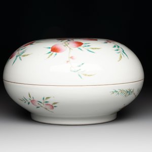 A fine Chinese famille rose 'eight peaches' box and cover, Qianlong mark, Republic — photo 5