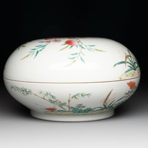A fine Chinese famille rose 'eight peaches' box and cover, Qianlong mark, Republic — photo 6
