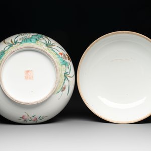 A fine Chinese famille rose 'eight peaches' box and cover, Qianlong mark, Republic — photo 7