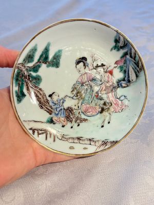 A fine Chinese famille rose 'Elegant Lady on Horseback' saucer, Yongzheng — 照片 1