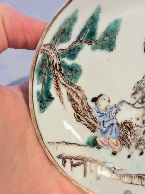 A fine Chinese famille rose 'Elegant Lady on Horseback' saucer, Yongzheng — 照片 2