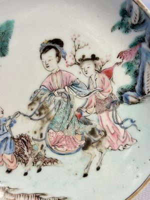 A fine Chinese famille rose 'Elegant Lady on Horseback' saucer, Yongzheng — 照片 4