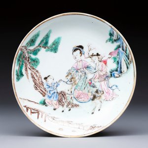 A fine Chinese famille rose 'Elegant Lady on Horseback' saucer, Yongzheng — 照片 1