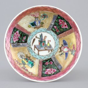 A fine Chinese famille rose export porcelain cup and saucer, Yongzheng-Qianlong, 18th C. — 照片 2
