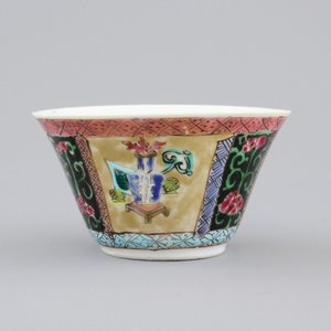 A fine Chinese famille rose export porcelain cup and saucer, Yongzheng-Qianlong, 18th C. — 照片 4