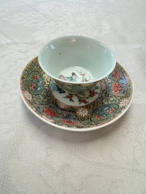 A fine Chinese famille rose gilt-decorated 'Elegant Beauty' cup and saucer, Yongzheng — 照片 1