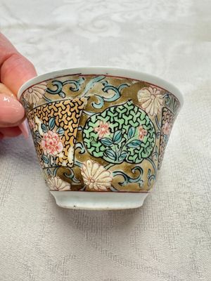 A fine Chinese famille rose gilt-decorated 'Elegant Beauty' cup and saucer, Yongzheng — 照片 2