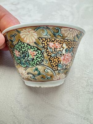 A fine Chinese famille rose gilt-decorated 'Elegant Beauty' cup and saucer, Yongzheng — 照片 3