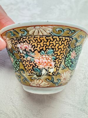 A fine Chinese famille rose gilt-decorated 'Elegant Beauty' cup and saucer, Yongzheng — 照片 4