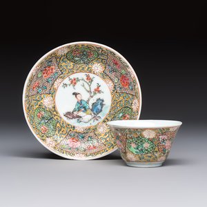 A fine Chinese famille rose gilt-decorated 'Elegant Beauty' cup and saucer, Yongzheng — 照片 1
