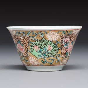 A fine Chinese famille rose gilt-decorated 'Elegant Beauty' cup and saucer, Yongzheng — 照片 4