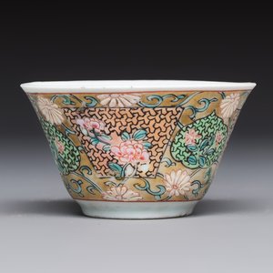 A fine Chinese famille rose gilt-decorated 'Elegant Beauty' cup and saucer, Yongzheng — 照片 5