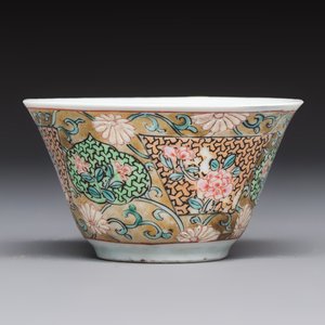A fine Chinese famille rose gilt-decorated 'Elegant Beauty' cup and saucer, Yongzheng — 照片 6