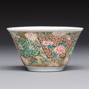 A fine Chinese famille rose gilt-decorated 'Elegant Beauty' cup and saucer, Yongzheng — 照片 7