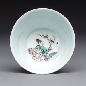 A fine Chinese famille rose gilt-decorated 'Elegant Beauty' cup and saucer, Yongzheng — 照片 8