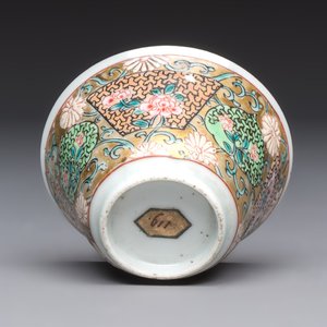A fine Chinese famille rose gilt-decorated 'Elegant Beauty' cup and saucer, Yongzheng — 照片 9
