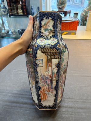 A fine Chinese famille rose gilt-decorated hexagonal vase with mandarin design, Qianlong — foto 1