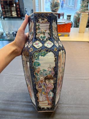 A fine Chinese famille rose gilt-decorated hexagonal vase with mandarin design, Qianlong — foto 2