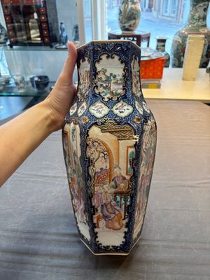 A fine Chinese famille rose gilt-decorated hexagonal vase with mandarin design, Qianlong — foto 4
