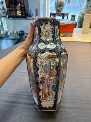A fine Chinese famille rose gilt-decorated hexagonal vase with mandarin design, Qianlong — foto 5