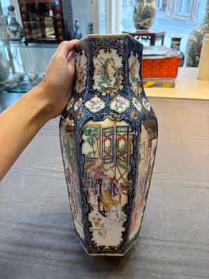 A fine Chinese famille rose gilt-decorated hexagonal vase with mandarin design, Qianlong — foto 6
