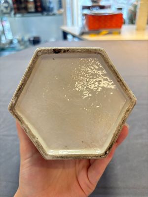 A fine Chinese famille rose gilt-decorated hexagonal vase with mandarin design, Qianlong — foto 8