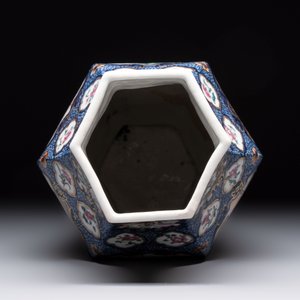 A fine Chinese famille rose gilt-decorated hexagonal vase with mandarin design, Qianlong — foto 7