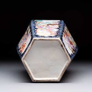 A fine Chinese famille rose gilt-decorated hexagonal vase with mandarin design, Qianlong — foto 8