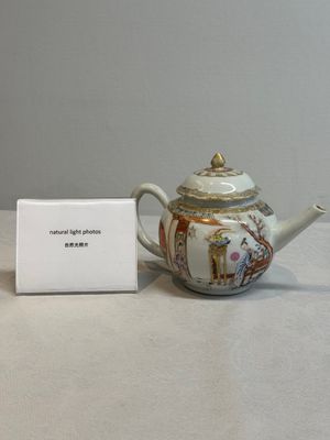 A fine Chinese famille rose gilt-decorated teapot and cover with figural design, Yongzheng — 照片 1