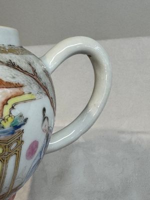 A fine Chinese famille rose gilt-decorated teapot and cover with figural design, Yongzheng — 照片 11