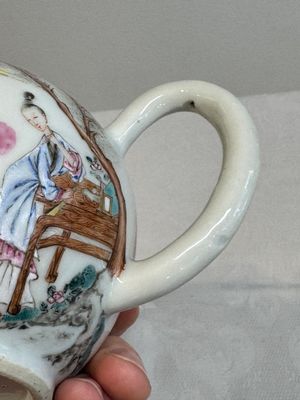 A fine Chinese famille rose gilt-decorated teapot and cover with figural design, Yongzheng — 照片 12