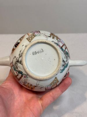 A fine Chinese famille rose gilt-decorated teapot and cover with figural design, Yongzheng — 照片 16