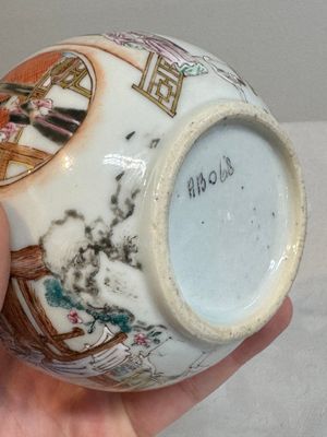 A fine Chinese famille rose gilt-decorated teapot and cover with figural design, Yongzheng — 照片 17